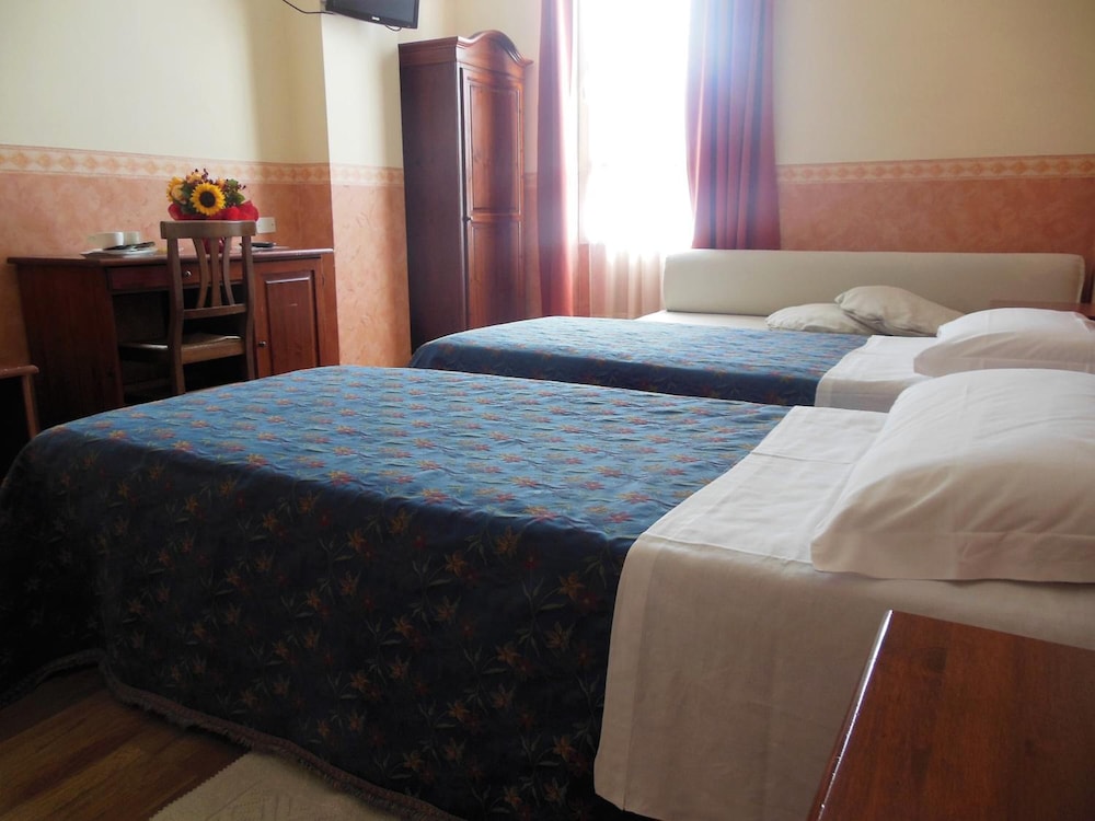 Twin Room - Photo 5