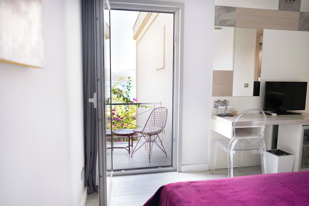 Beachfront Sea View Room - Photo 1