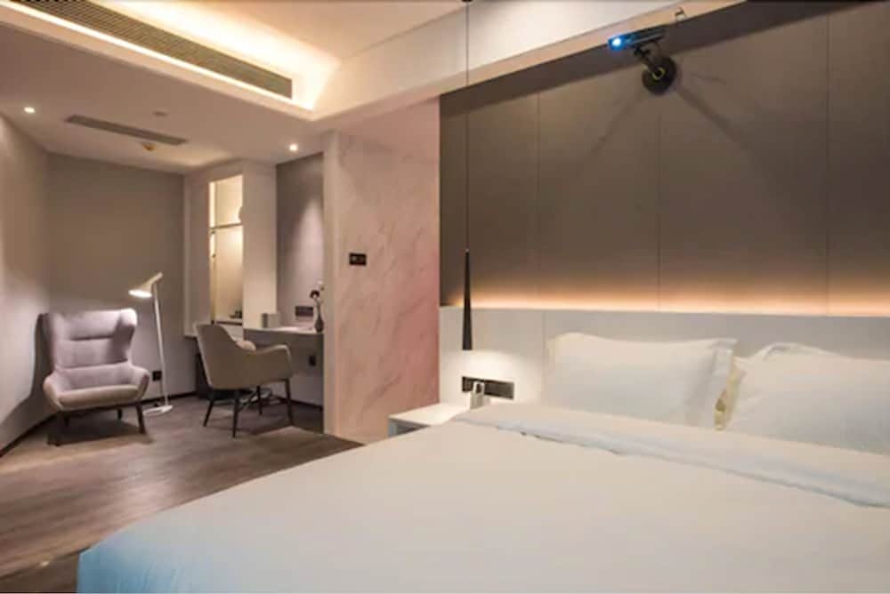 Standard Room, 1 King Bed photo 3