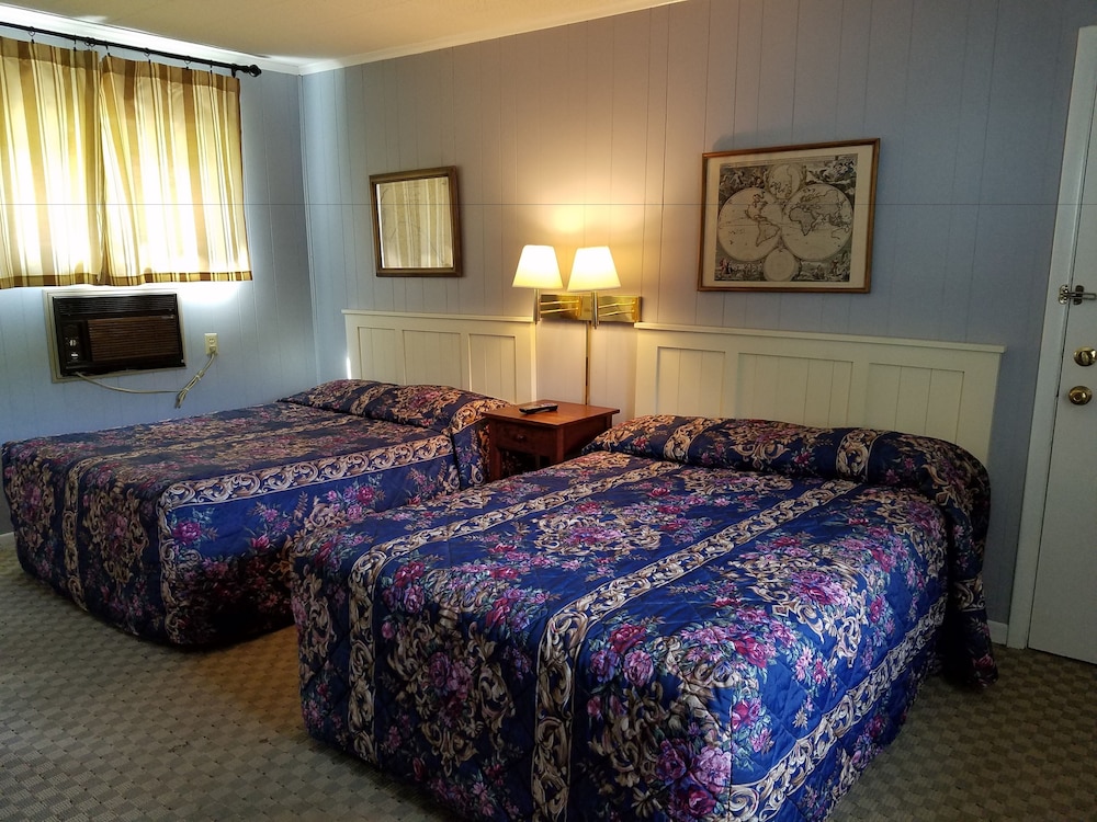 Economy Room, 2 Double Beds, Refrigerator & Microwave, Mountain View photo 1
