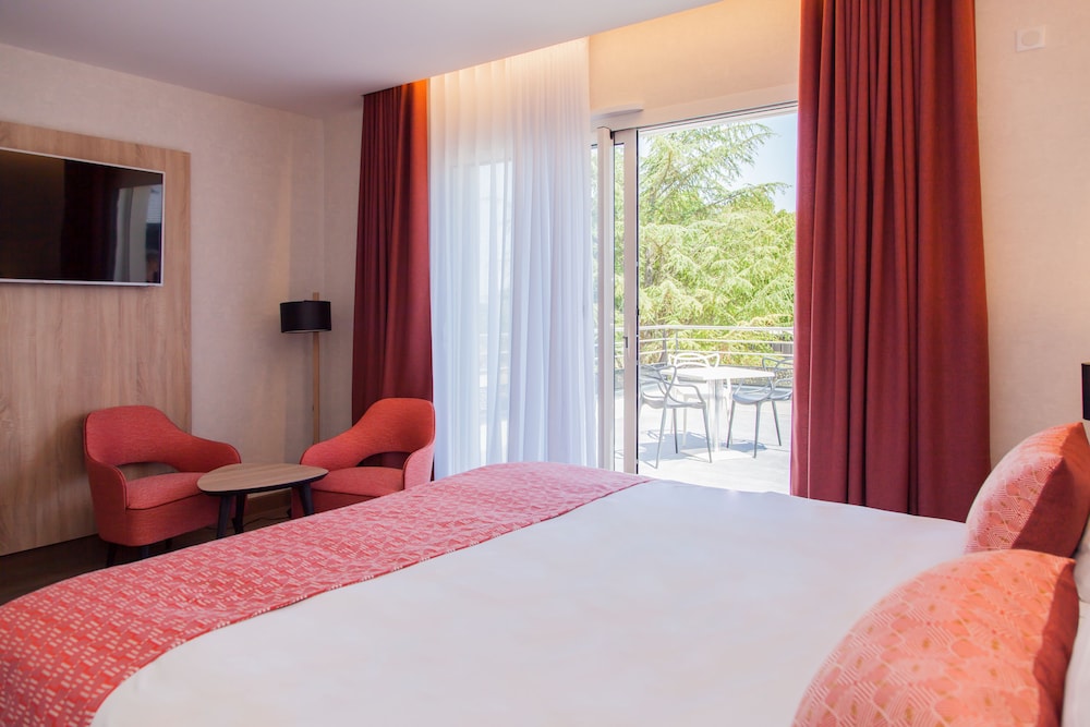 Luxury Double Room, 1 King Bed, Pool View photo 2