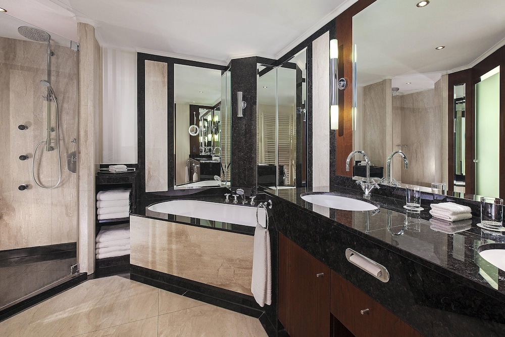 Westin, Club Suite, 1 Bedroom thumbnail 6