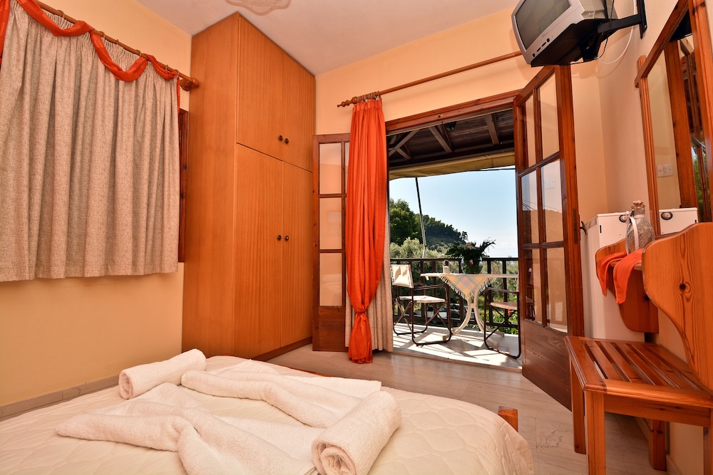 Family Apartment, 2 Bedrooms, Partial Sea View photo 1