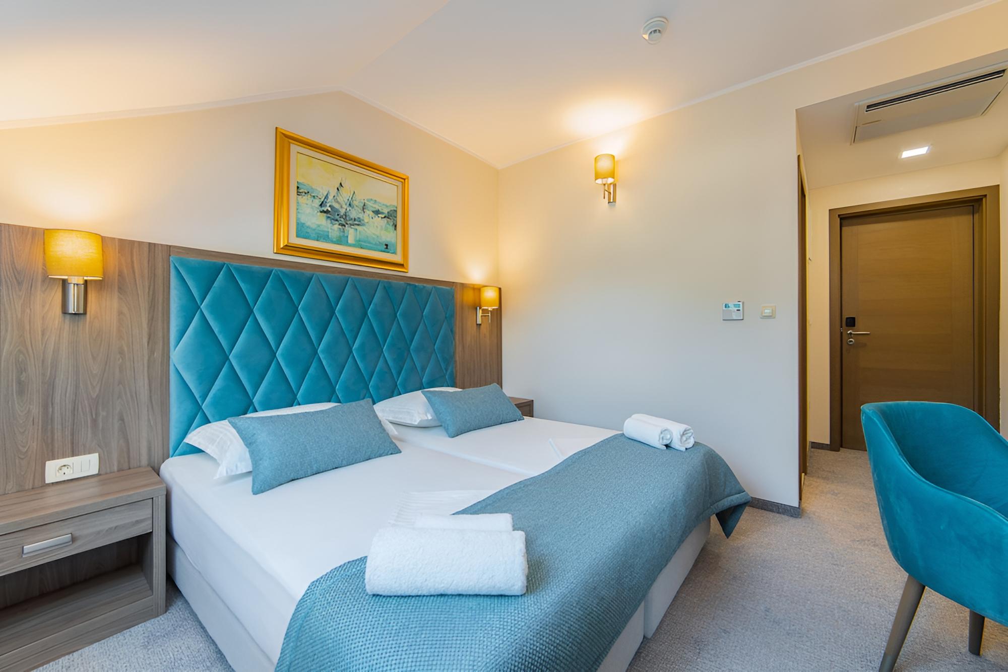 Economy Triple Room photo 3