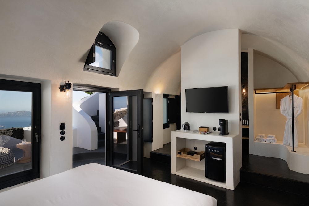 Executive Honeymoon Cave with Caldera View, Outdoor and Indoor Hot Tub - Photo 7