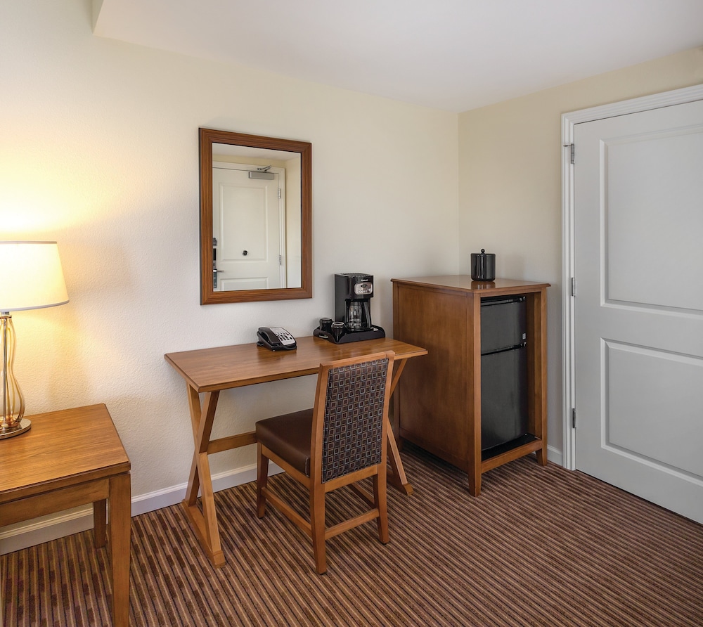 Standard Room, 1 Queen Bed photo 1