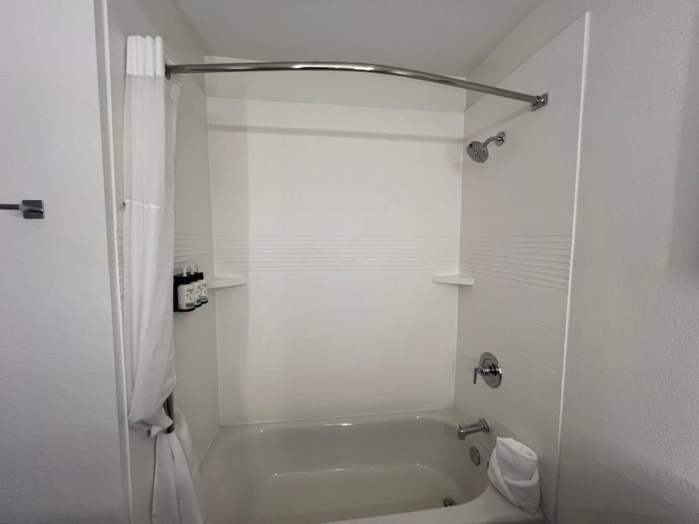 Standard Room, 2 Queen Beds - Photo 7