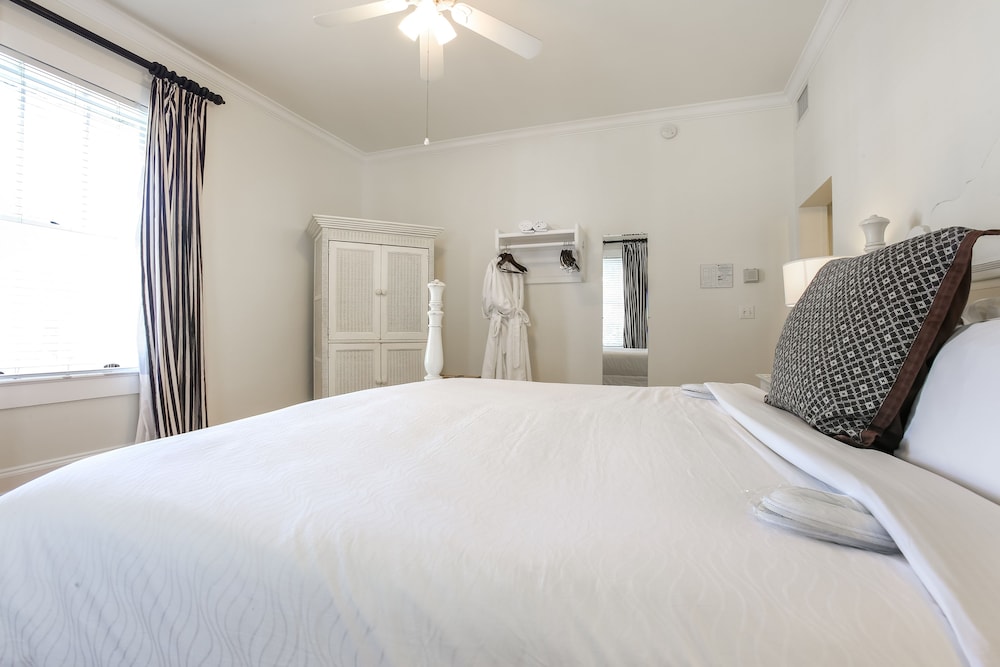 Premium Room, 1 King Bed - Adult Exclusive photo 3