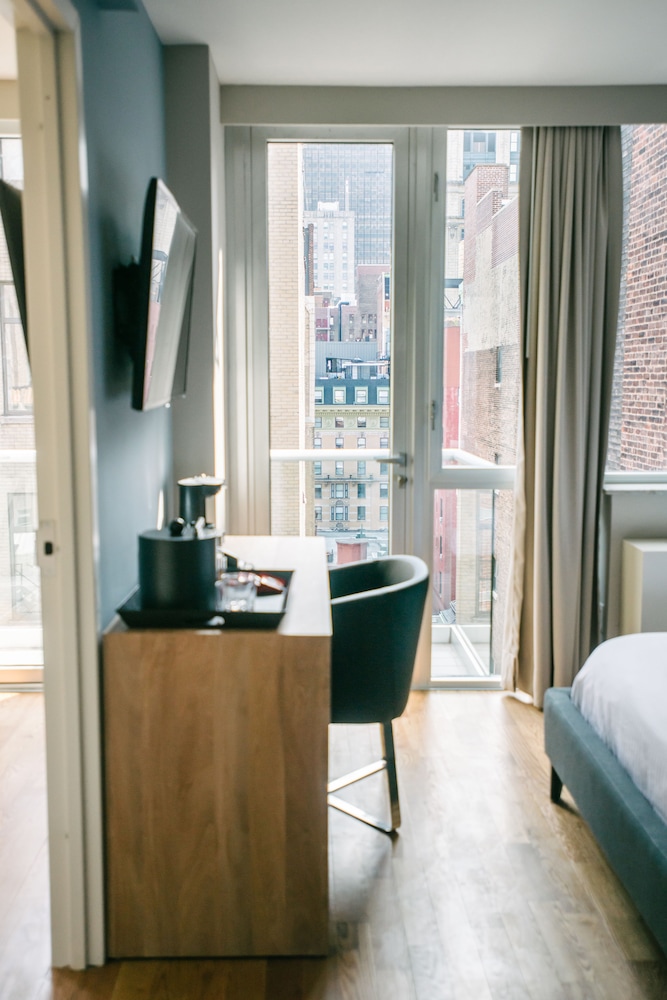 Premier Suite, Balcony thumbnail 6