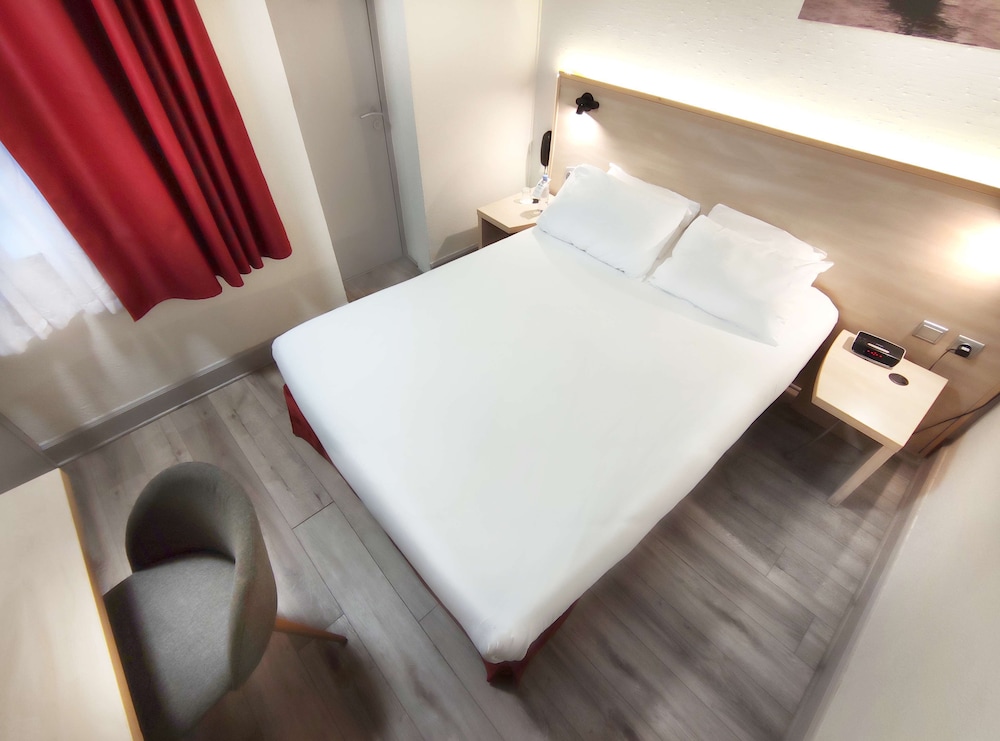 Classic Room, 1 Double Bed, Non Smoking (Small Room) thumbnail 5