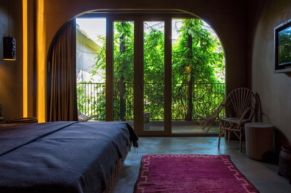 Medium Room with Balcony