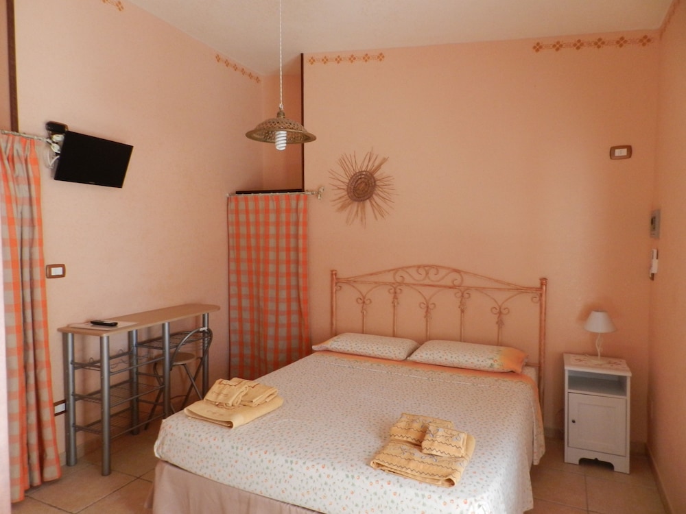 Double Room (N.1)