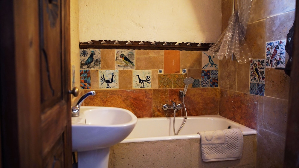 Romantic Room, 1 Double Bed, Bathtub, Courtyard Area photo 3
