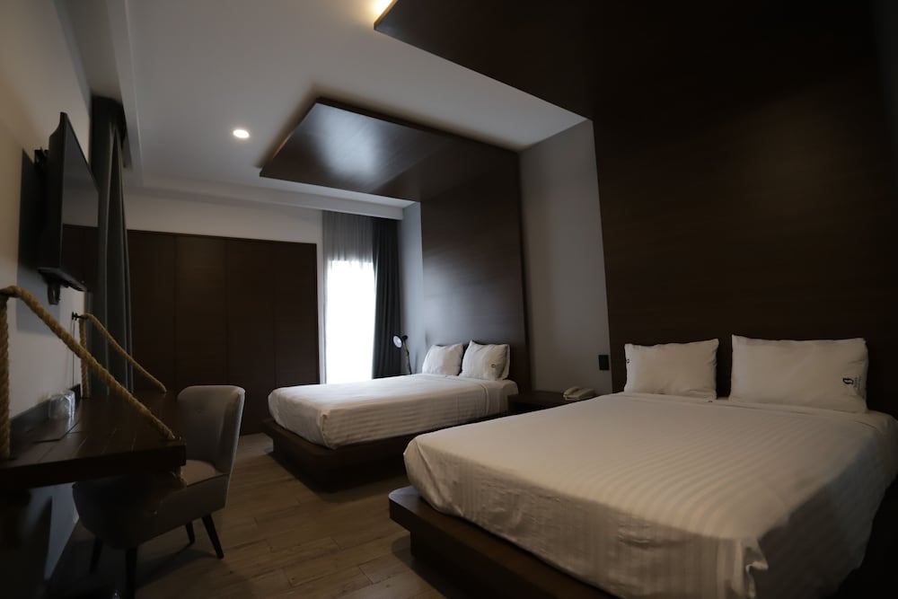 Double Room, 2 Queen Beds - Photo 3