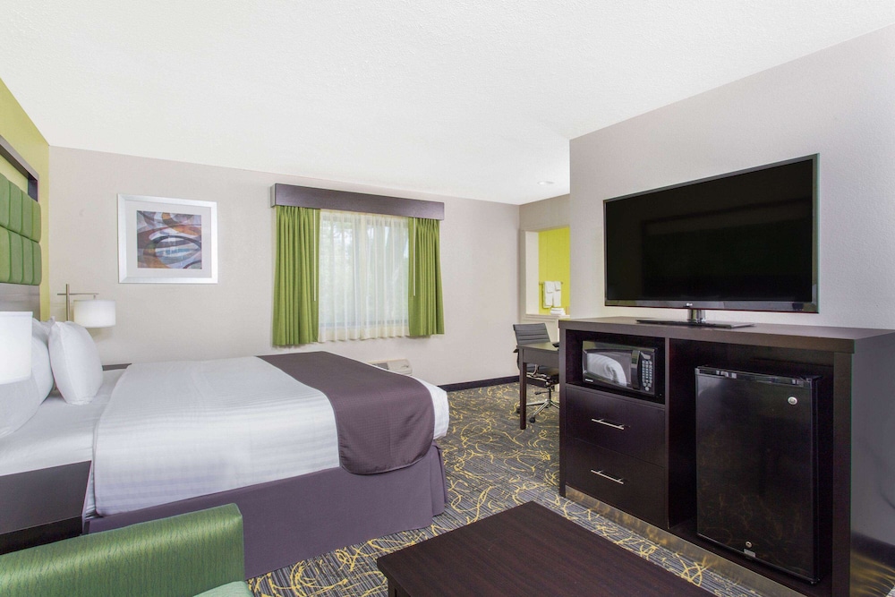 Suite, 1 King Bed, Non Smoking, Jetted Tub - Photo 1