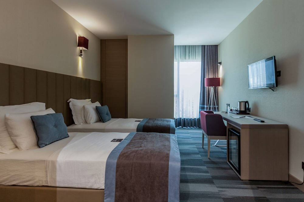Standard Twin Room, 2 Twin Beds, Non Smoking, Partial Sea View photo 1