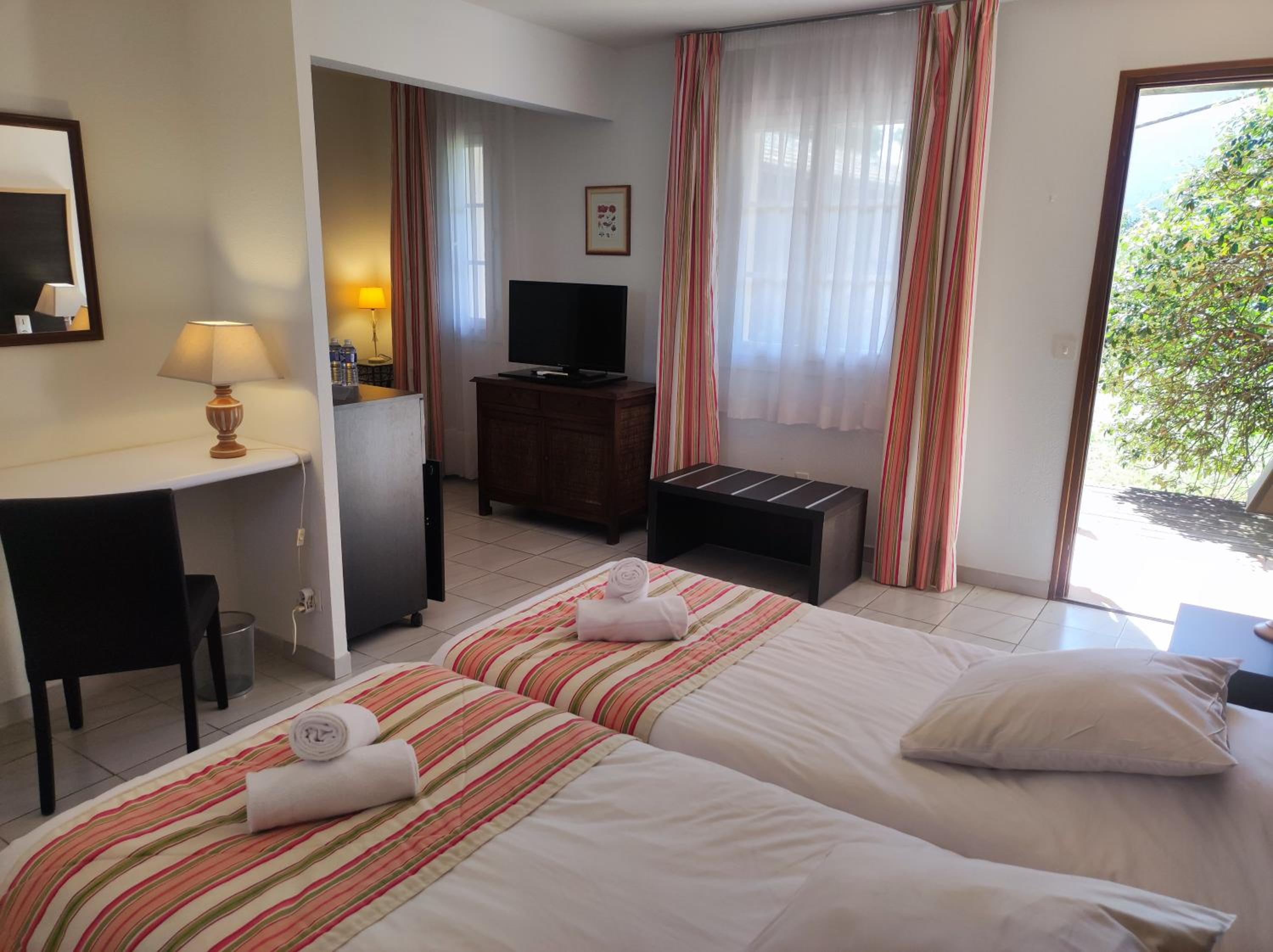 Standard Twin Room with Sofa photo 3