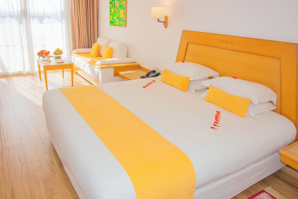 Luxury Twin Room, Pool View - Photo 6