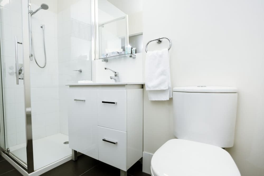 Standard Room, Non Smoking, Kitchenette (Queen + Single) thumbnail 6