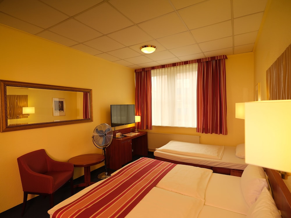 Triple Room thumbnail 5