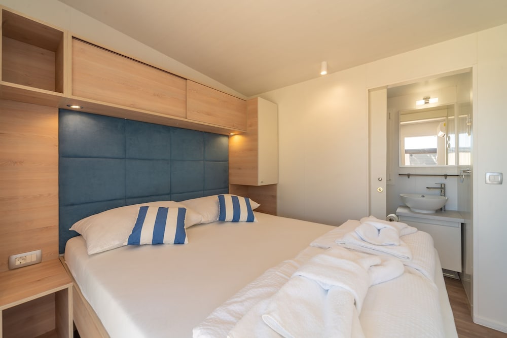 Premium Mobile Home, 2 Bedrooms, Terrace, Garden Area photo 1