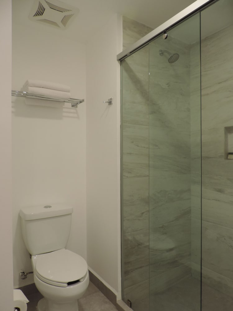 Standard Double Room, 2 Queen Beds - Photo 5