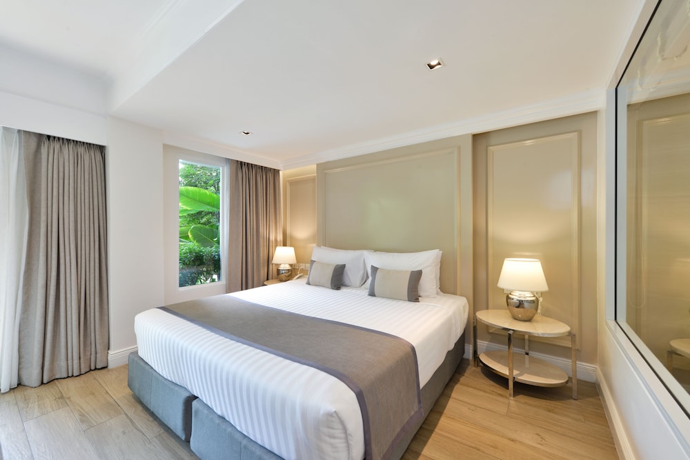 Pool Access Suite Room with Living area and Balcony