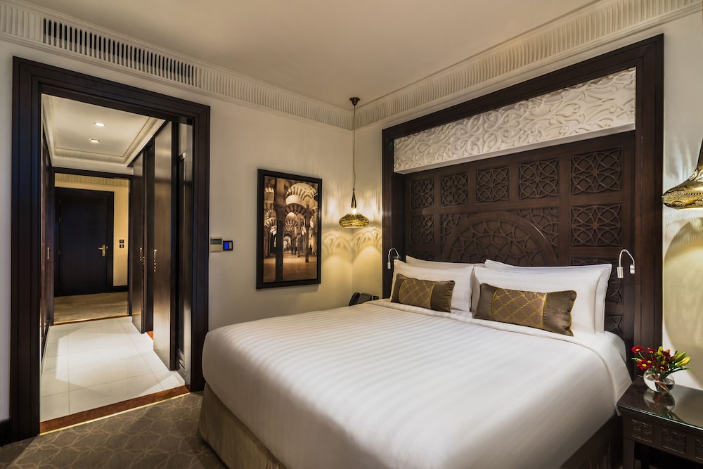 Deluxe Room, 1 King Bed photo 3