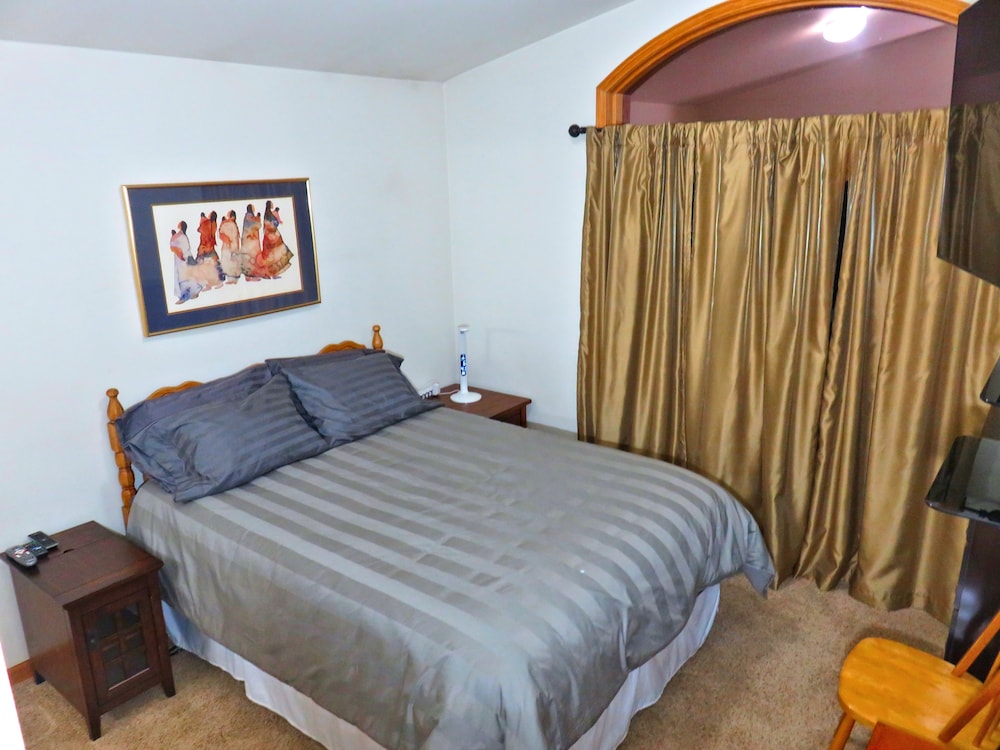 Romantic Queen Bedroom photo 3