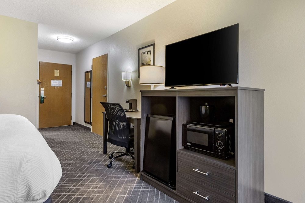 Standard Room, 1 King Bed, Non Smoking - Photo 2