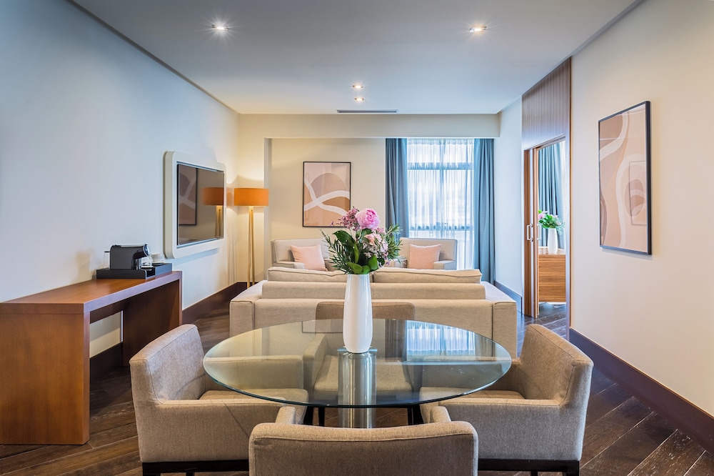 Panoramic Suite, Hot Tub (2 Adults + 4 Children) photo