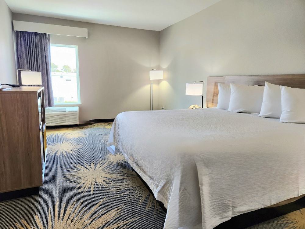 Suite, 1 King Bed, Non Smoking, Hot Tub - Photo 2