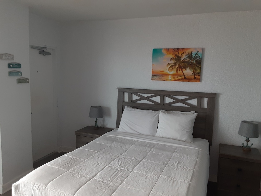 Basic Studio, 1 Queen Bed, Beach View, Beachfront