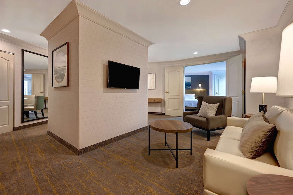 Grand Suite One King Bed photo 3