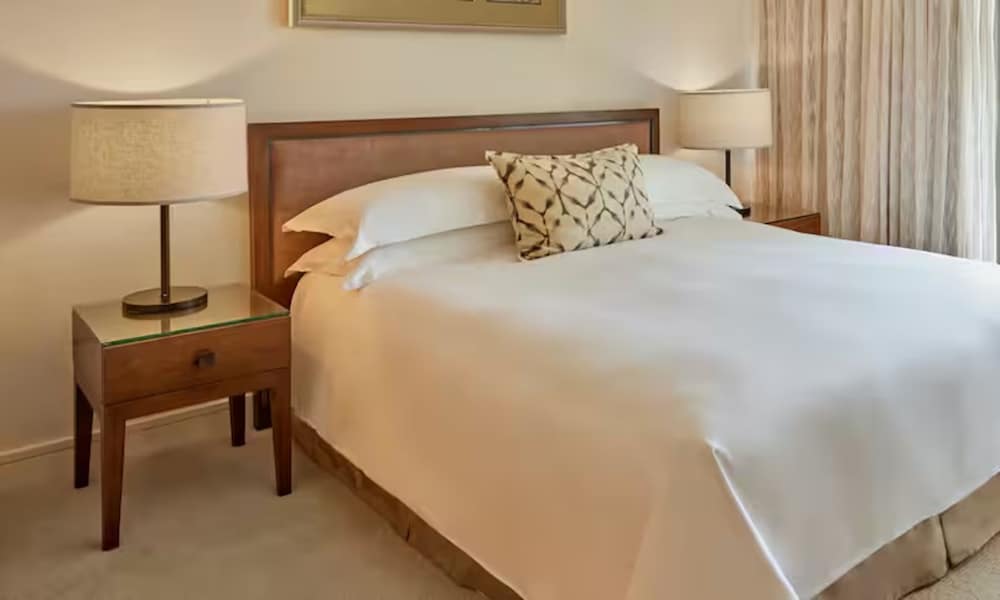 Premium Suite, 1 Bedroom with Den, Partial Ocean View (High Floor)