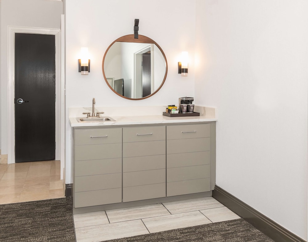 executive2- rooms suite,1 king bed with one sofabed,business lounge access photo 3