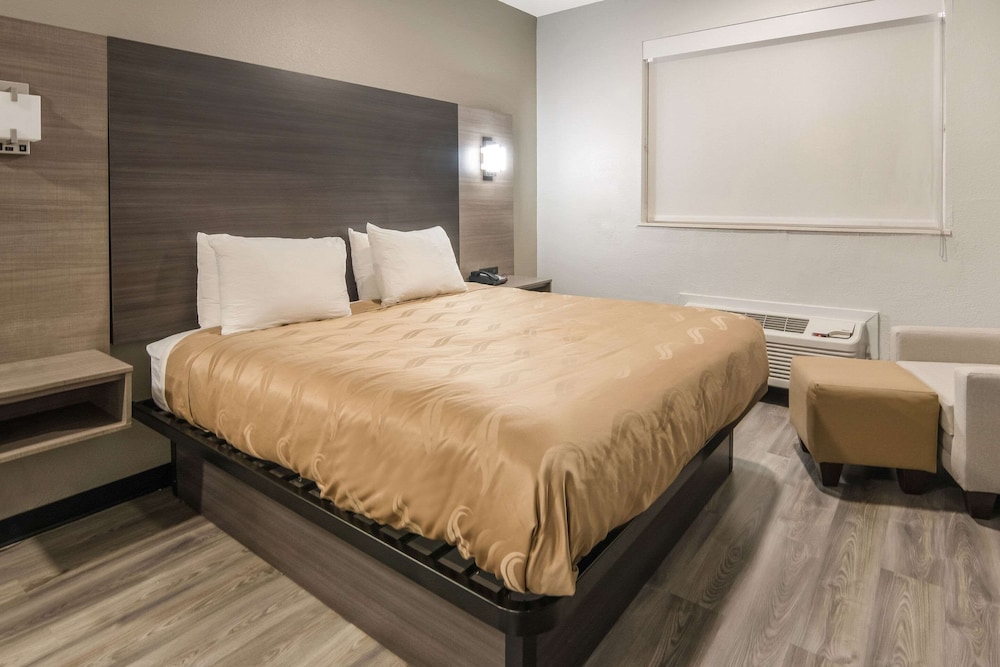 Suite, 1 King Bed, Accessible, Non Smoking - Photo 1