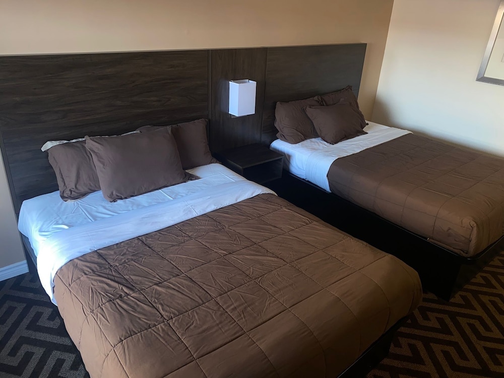 Room, 2 Queen Beds, Non Smoking - Photo 5
