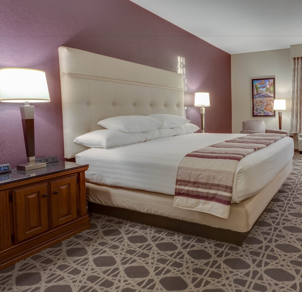 Suite, 1 King Bed with Sofa bed, Refrigerator & Microwave (2 Rooms) photo 2