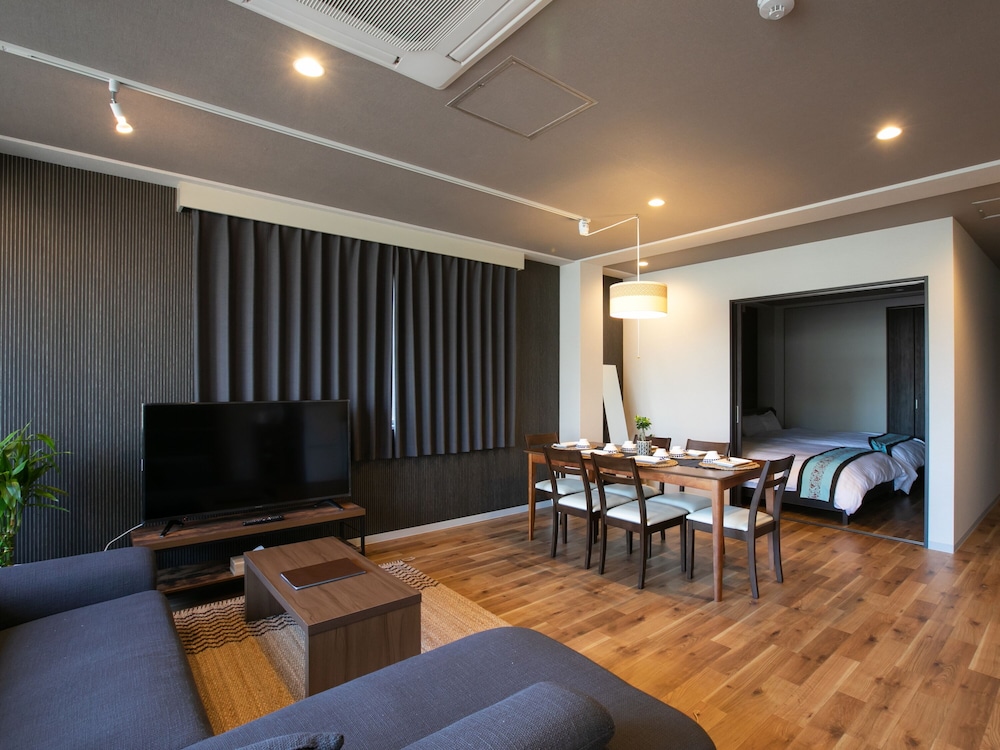 Deluxe Apartment (601)