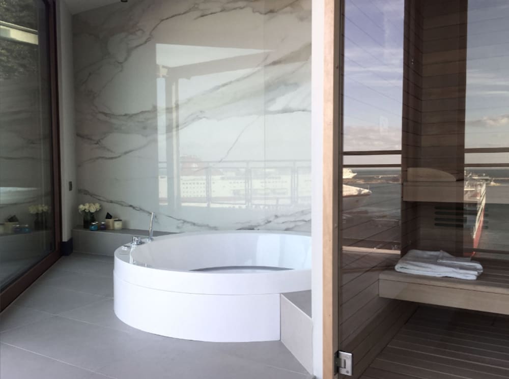 Suite, Jetted Tub, Harbor View (with private SPA) photo 3