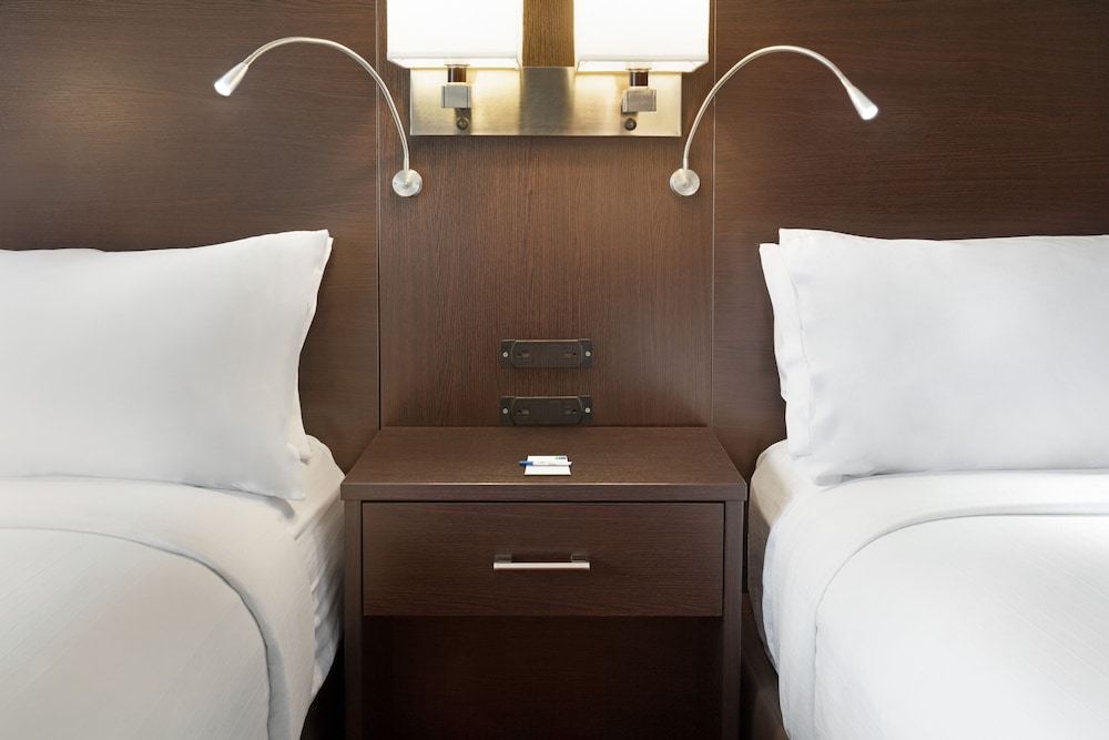 2 Queen Beds, Mobility and Hearing Accessible, Non Smoking photo 1