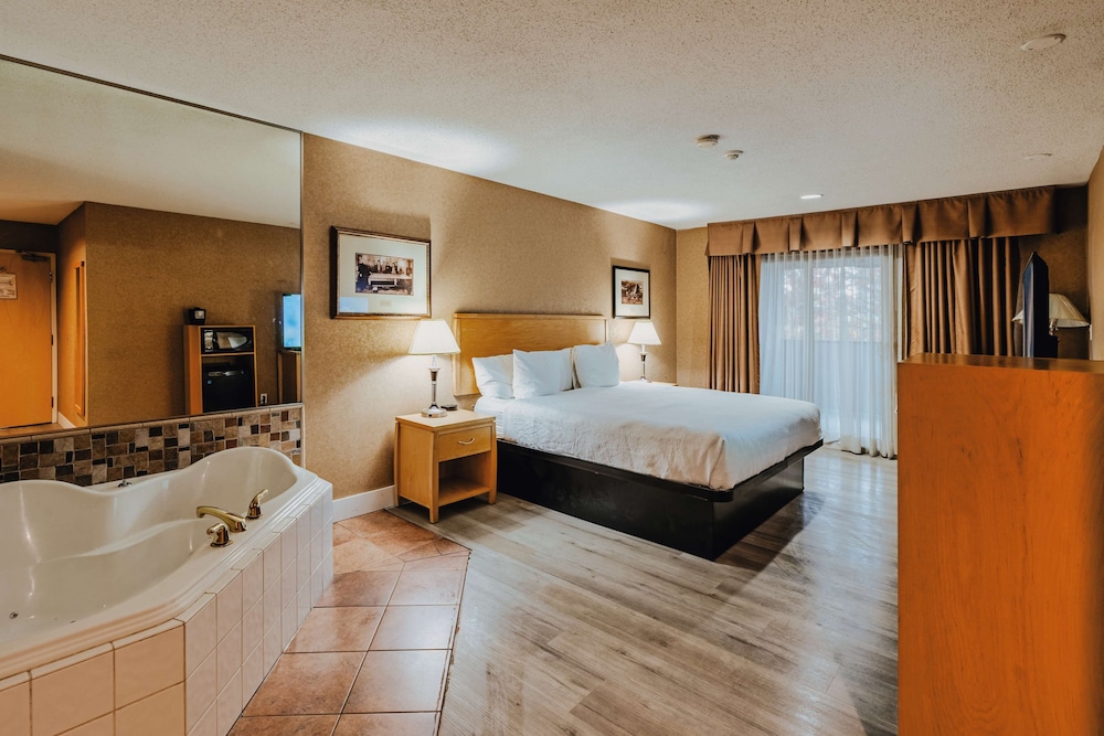 Suite, 1 King Bed, Non Smoking, Balcony - Photo 8