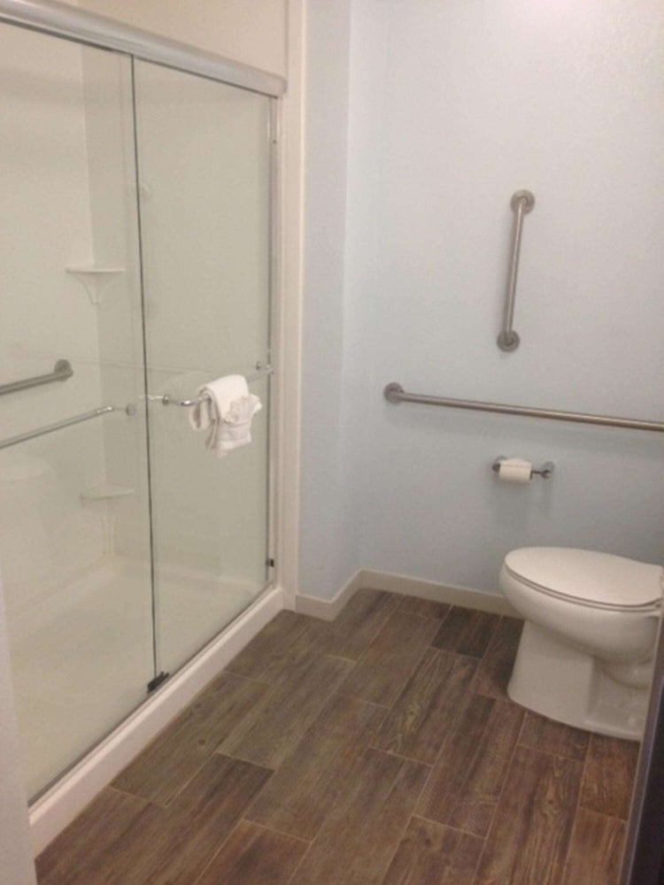 Room, 1 King Bed, Accessible, Bathtub (Mobility & Hearing) - Photo 2