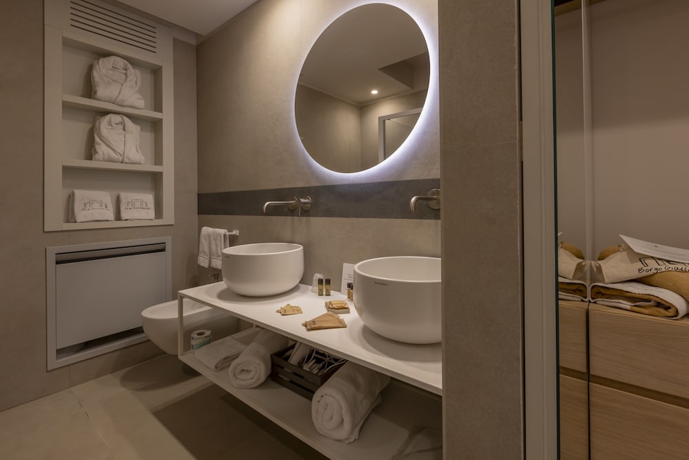 Royal Suite, 1 Queen Bed, Partial Sea View photo 2