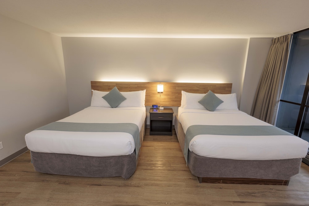Standard Room, 2 Queen Beds, Balcony, Partial Ocean View - Photo 3