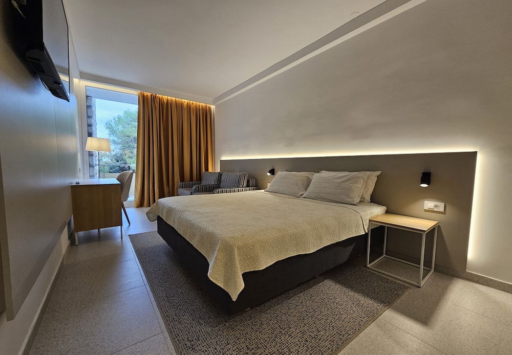 Standard Quadruple Room, Balcony photo 2