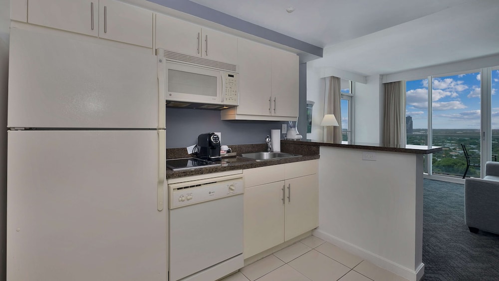 Suite, 1 King Bed, Balcony, City View (with Sofabed, Full Kitchen) photo 2