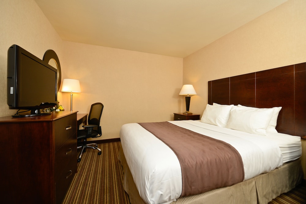 Deluxe Room, Multiple Beds (3 queens in a room) photo 2