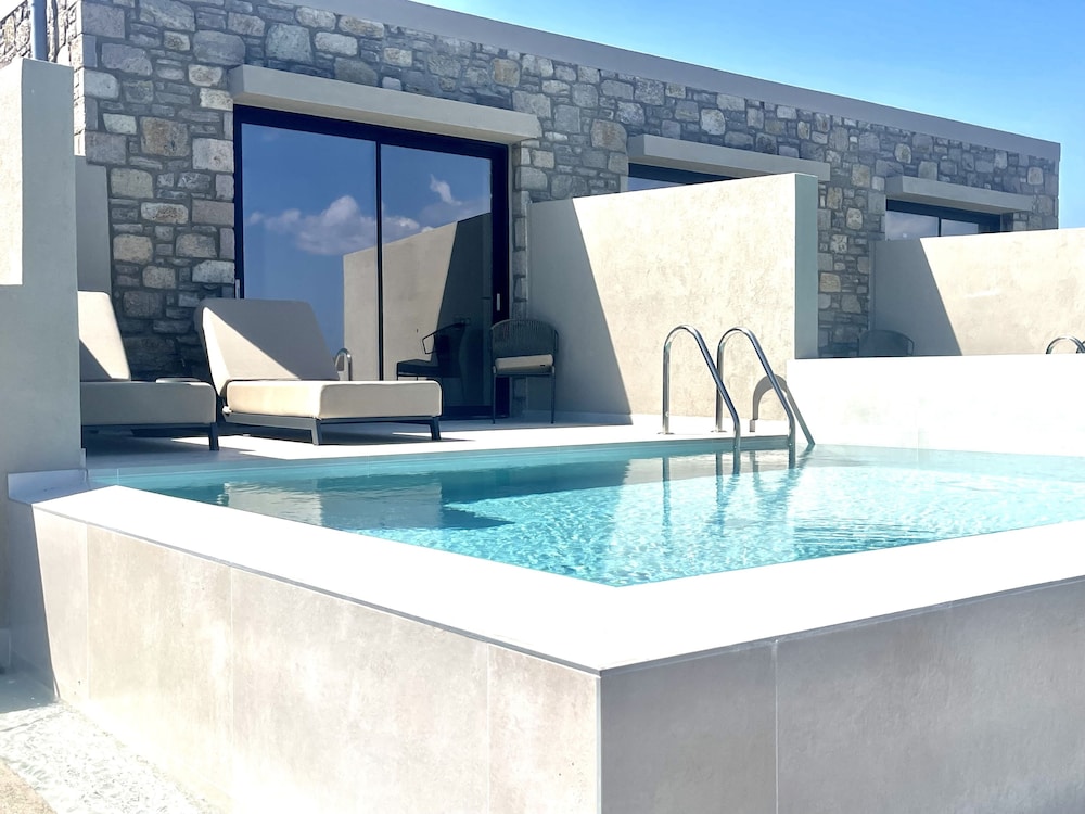 Deluxe Room with Private Pool and Sea View photo 2
